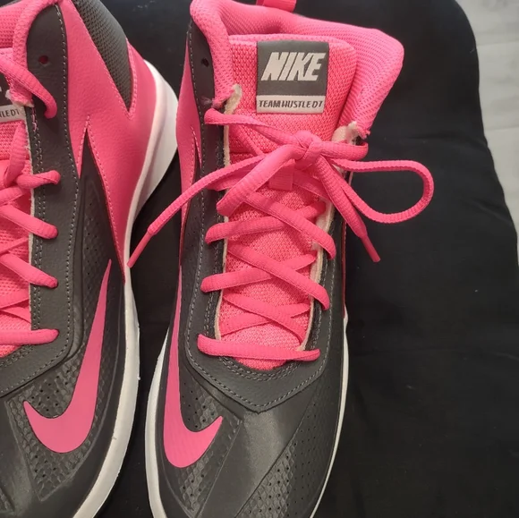 Nike - Picture 11 of 16